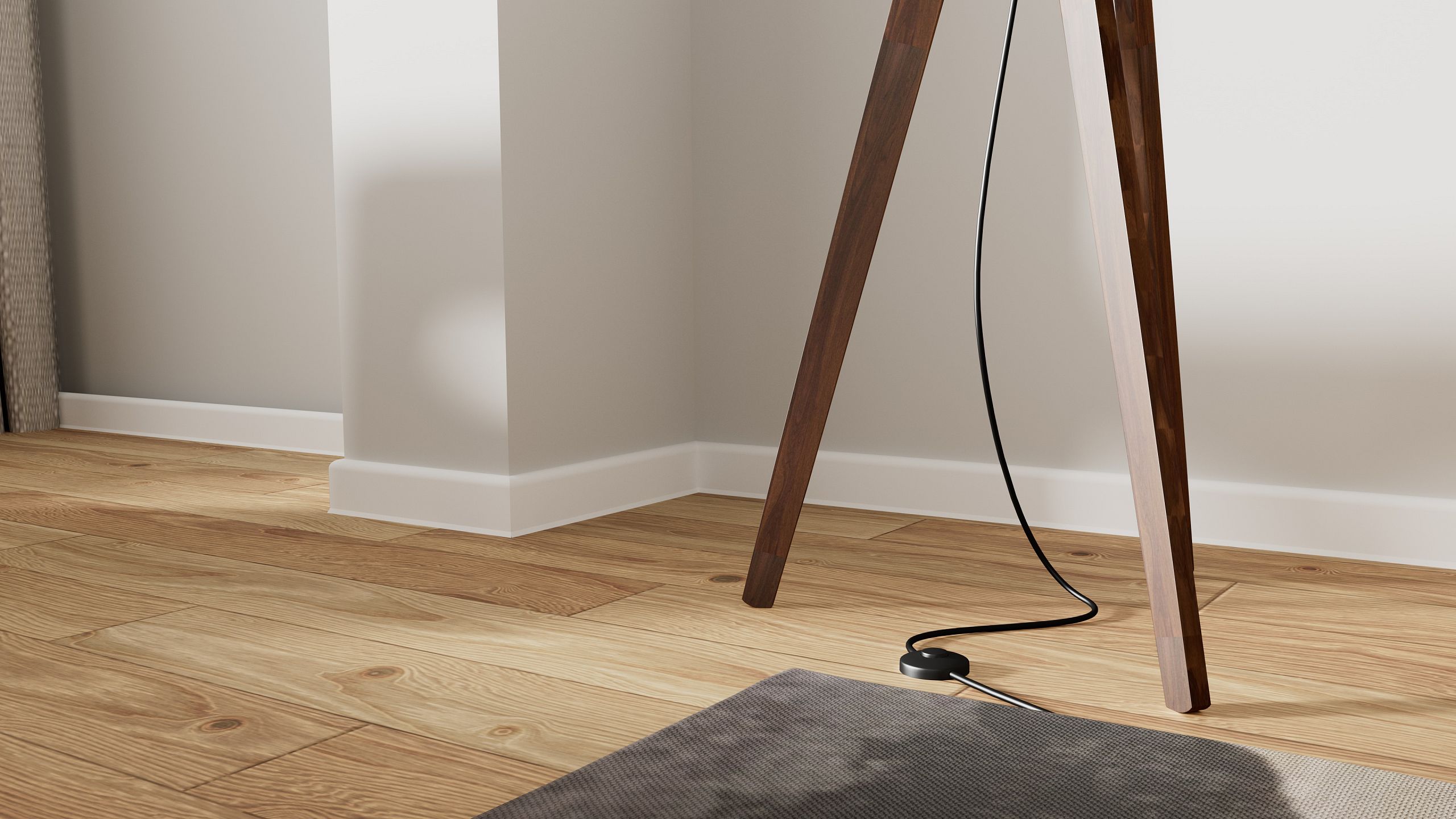 Ein hölzernes Stativ steht auf einem hellen Holzfußboden in einem minimalistisch gestalteten Raum. Ein Kabel führt von einer Matte auf dem Boden zum Stativ.