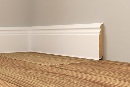 Weiße Sockelleiste aus Holz an einer grauen Wand, passend zu einem hellbraunen Holzboden. Die Leiste hat ein schlichtes, elegantes Design mit einer kleinen Zierkante.