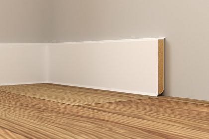 Eine minimalistische Innenecke mit hellen Holzfußböden und einer weißen Sockelleiste an der Wand, die schlicht und sauber in der Gestaltung wirkt.